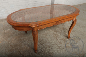 картинка Старинный кофейный столик с ротангом салоне старинных вещей "Шебби" являющийся официальным дистрибьютором в России и Беларуси