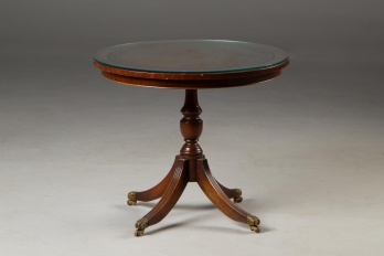 Старинный круглый кофейный столик на изогнутых ножках, заканчивающихся латунными львиными лапами на роликах код. RM4101498