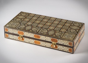 картинка Старинные нарды в инкрустированной коробке салоне старинных вещей "Шебби" являющийся официальным дистрибьютором в России и Беларуси