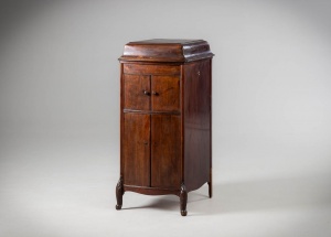 картинка Антикварный патефон с тумбой из красного дерева салоне старинных вещей "Шебби" являющийся официальным дистрибьютором в России и Беларуси