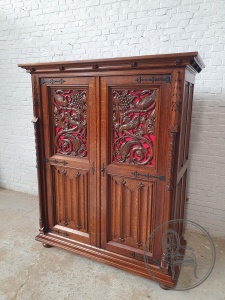 картинка Старинный шкаф с резными дверцами и металлическими накладками салоне старинных вещей "Шебби" являющийся официальным дистрибьютором в России и Беларуси