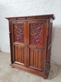 Старинный шкаф с резными дверцами и металлическими накладками код. BE4165234