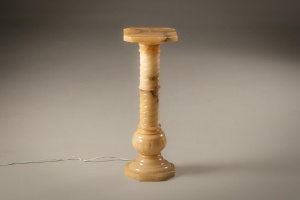 картинка Старинная колонна из оникса салоне старинных вещей "Шебби" являющийся официальным дистрибьютором в России и Беларуси