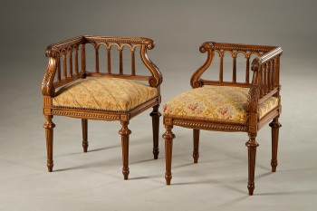 Пара антикварных кресел с резными колоннами на спинках код. RM4101616