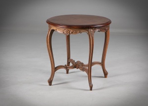 картинка Старинный столик с цветочной резьбой салоне старинных вещей "Шебби" являющийся официальным дистрибьютором в России и Беларуси