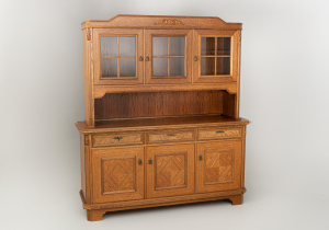 картинка Старинный буфет салоне старинных вещей "Шебби" являющийся официальным дистрибьютором в России и Беларуси