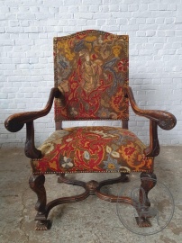 Антикварное ореховое кресло, декорированное гобеленовым полотном и флористической резьбой код. BE4096731