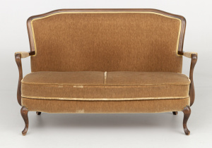 картинка Старинный диван салоне старинных вещей "Шебби" являющийся официальным дистрибьютором в России и Беларуси