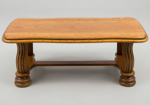 картинка старинный столик салоне старинных вещей "Шебби" являющийся официальным дистрибьютором в России и Беларуси