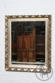 Старинное зеркало в деревянной декорированной раме код. BE4097226