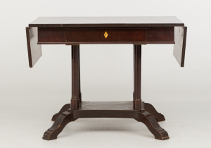 картинка Cтаринный столик салоне старинных вещей "Шебби" являющийся официальным дистрибьютором в России и Беларуси