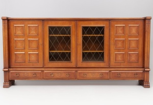 картинка Старинный шкаф для посуды со стеклянными дверцами салоне старинных вещей "Шебби" являющийся официальным дистрибьютором в России и Беларуси