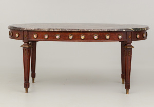 картинка Cтаринный столик салоне старинных вещей "Шебби" являющийся официальным дистрибьютором в России и Беларуси