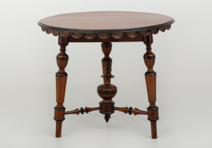 картинка Антикварный столик салоне старинных вещей "Шебби" являющийся официальным дистрибьютором в России и Беларуси