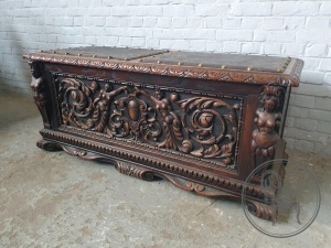 картинка Антикварный сундук с резными мифологическими фигурами салоне старинных вещей "Шебби" являющийся официальным дистрибьютором в России и Беларуси
