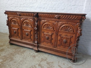 картинка Антикварный комод с резьбой в стиле Ренессанс салоне старинных вещей "Шебби" являющийся официальным дистрибьютором в России и Беларуси