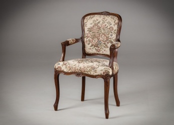 Старинное кресло на изогнутых ножках, декорированное резьбой код. RM4142417