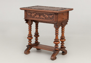 картинка Антикварный столик для шитья салоне старинных вещей "Шебби" являющийся официальным дистрибьютором в России и Беларуси