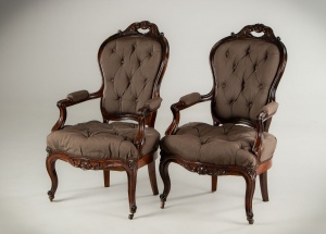 картинка Антикварный комплект кресел (2 шт.) с каретной стяжкой салоне старинных вещей "Шебби" являющийся официальным дистрибьютором в России и Беларуси