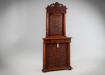 Старинный угловой сервант с распашными дверцами, обрамленными колоннами код. RM4143102