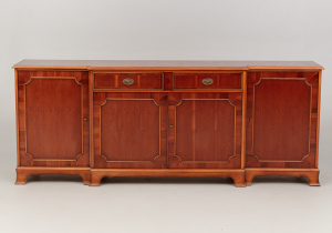 картинка Старинный комод салоне старинных вещей "Шебби" являющийся официальным дистрибьютором в России и Беларуси