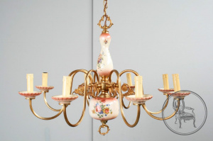 картинка Старинная фламандская люстра из фарфора с латунью салоне старинных вещей "Шебби" являющийся официальным дистрибьютором в России и Беларуси