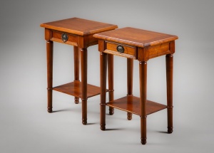 картинка Старинные приставные столики (2 шт.) с выдвижными ящиками салоне старинных вещей "Шебби" являющийся официальным дистрибьютором в России и Беларуси