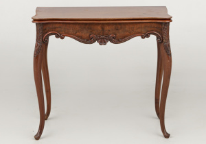 картинка Старинный консольный столик салоне старинных вещей "Шебби" являющийся официальным дистрибьютором в России и Беларуси