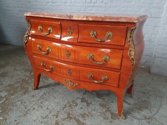 Старинный комод с мраморной столешницей и бронзовыми фигурными накладками код. BE4096919