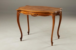 картинка Антикварный ореховый столик на высоких тонких ножках салоне старинных вещей "Шебби" являющийся официальным дистрибьютором в России и Беларуси