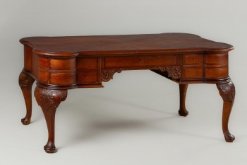 Антикварный письменный стол с арочными ножками код. RM4101734