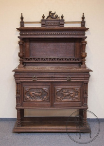 картинка Антикварный поставец салоне старинных вещей "Шебби" являющийся официальным дистрибьютором в России и Беларуси