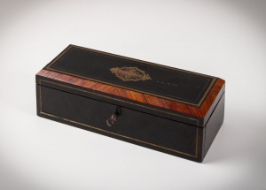 картинка Антикварный перчаточный ящик с инкрустацией панцирем черепахи салоне старинных вещей "Шебби" являющийся официальным дистрибьютором в России и Беларуси