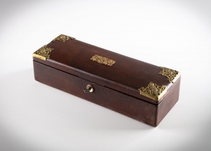 картинка Антикварный перчаточный ящик, декорированный латунными накладками салоне старинных вещей "Шебби" являющийся официальным дистрибьютором в России и Беларуси