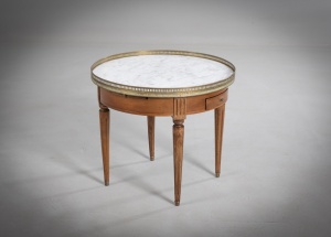 картинка Антикварный круглый столик с мраморным верхом салоне старинных вещей "Шебби" являющийся официальным дистрибьютором в России и Беларуси