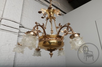 Старинная бронзовая люстра с плафонами в форме распустившихся бутонов код. BE4097595