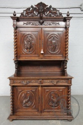 Антикварный буфет, декорированный объемной резьбой в античной охотничьей тематике код. BE4097519