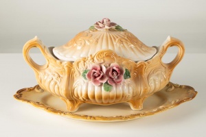 картинка Старинный терин на блюде с лепниной салоне старинных вещей "Шебби" являющийся официальным дистрибьютором в России и Беларуси