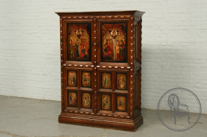 картинка Антикварный шкаф салоне старинных вещей "Шебби" являющийся официальным дистрибьютором в России и Беларуси