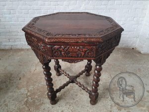 картинка Антикварный кофейный столик с витыми ножками салоне старинных вещей "Шебби" являющийся официальным дистрибьютором в России и Беларуси