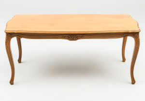 картинка Старинный столик салоне старинных вещей "Шебби" являющийся официальным дистрибьютором в России и Беларуси