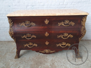 картинка Старинный комод из красного дерева с бронзовыми барельефными накладками салоне старинных вещей "Шебби" являющийся официальным дистрибьютором в России и Беларуси