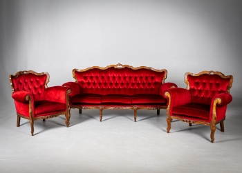 Старинный мебельный гарнитур в стиле рококо из трехместного дивана и двух кресел код.&nbsp;RM4165869