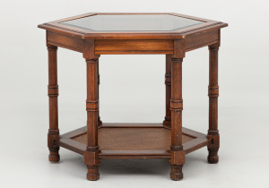 картинка Старинный кофейный столик салоне старинных вещей "Шебби" являющийся официальным дистрибьютором в России и Беларуси