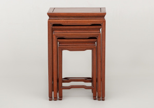 картинка Старинный набор столиков салоне старинных вещей "Шебби" являющийся официальным дистрибьютором в России и Беларуси