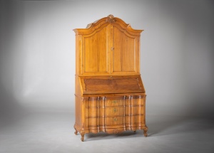 картинка Антикварный секретер с волнообразным карнизом салоне старинных вещей "Шебби" являющийся официальным дистрибьютором в России и Беларуси