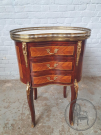 Старинный комод в форме фасоли из красного дерева с мраморной поверхностью и бронзовыми элементами код. BE3259326