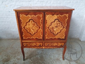картинка Старинный комод с цветочными интарсиями салоне старинных вещей "Шебби" являющийся официальным дистрибьютором в России и Беларуси