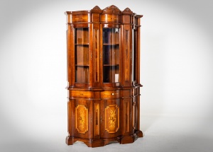 картинка Старинная витрина из красного дерева с инкрустацией в технике маркетри салоне старинных вещей "Шебби" являющийся официальным дистрибьютором в России и Беларуси