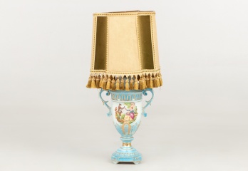 Настольная лампа с керамическим основанием, декорированным сюжетной росписью код. RM4100254